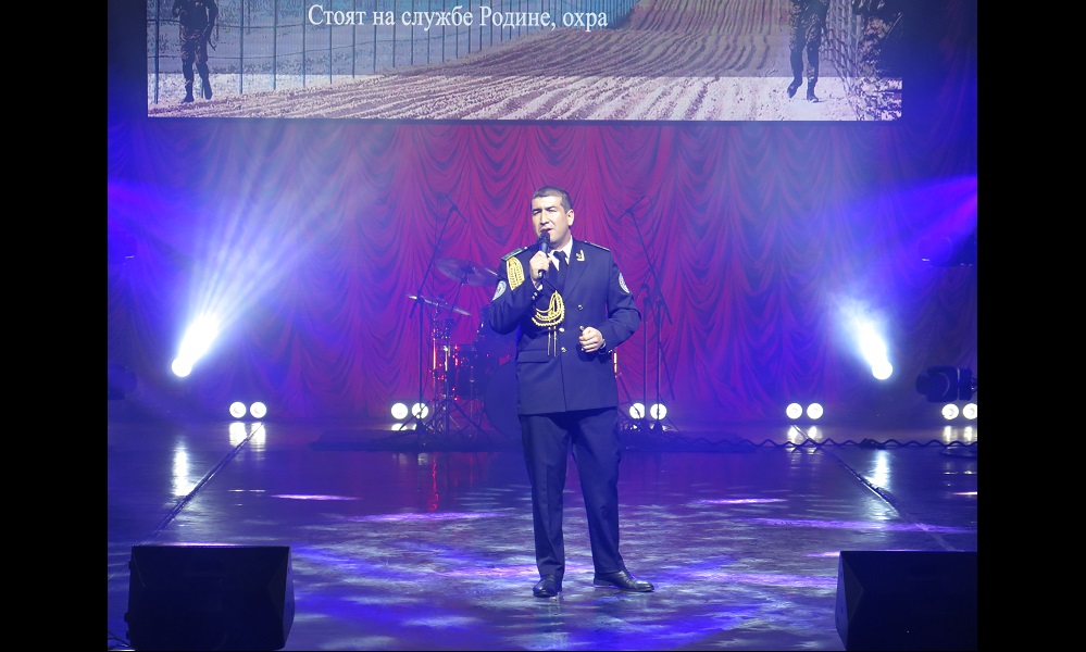 Ориф Юсупов из Пограничных войск СГБ Республики Узбекистан выступает с песней &laquo;Мы пограничники&raquo;