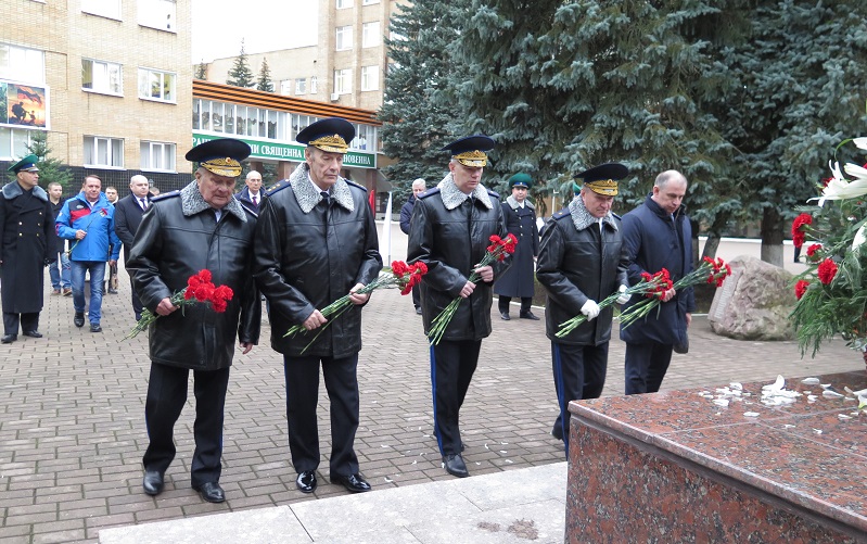 Возложение цветов к монументу &laquo;Выпускникам – голицынцам&raquo;