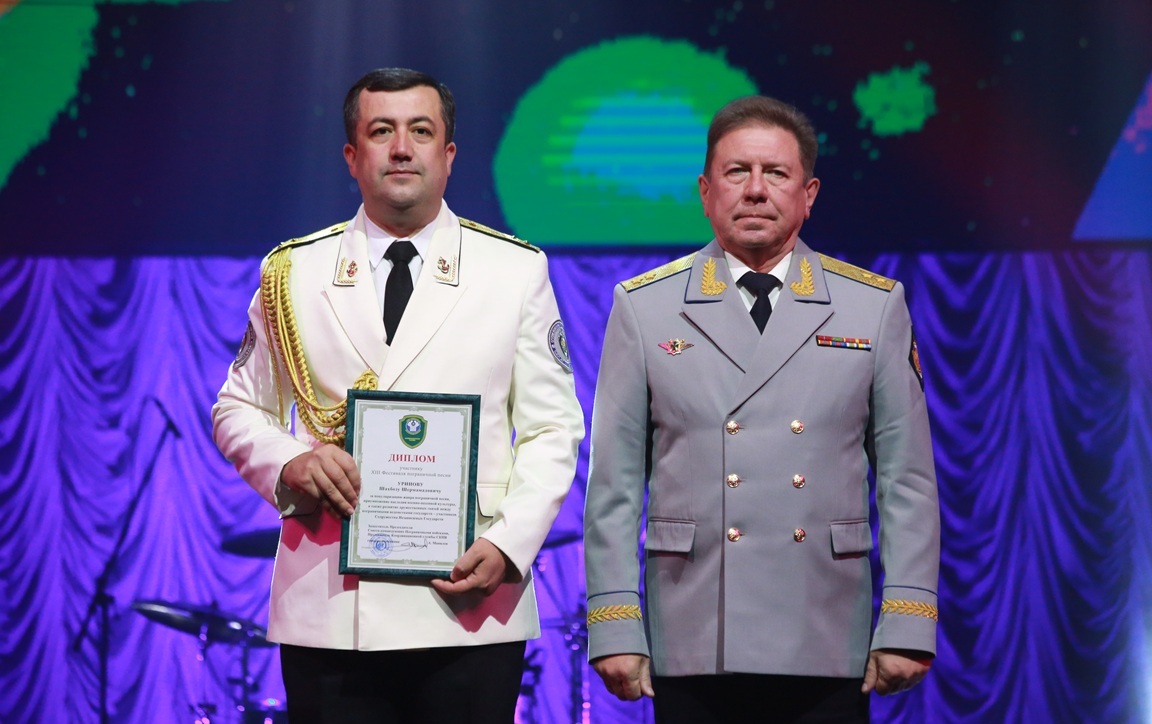 Первый заместитель Председателя КС СКПВ генерал-лейтенант Алексей Буеров награждает представителя Пограничных войск СГБ Республики Узбекистан  Шахбоза Уринова