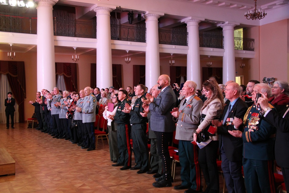Каждого номинанта зал приветствовал овациями.
