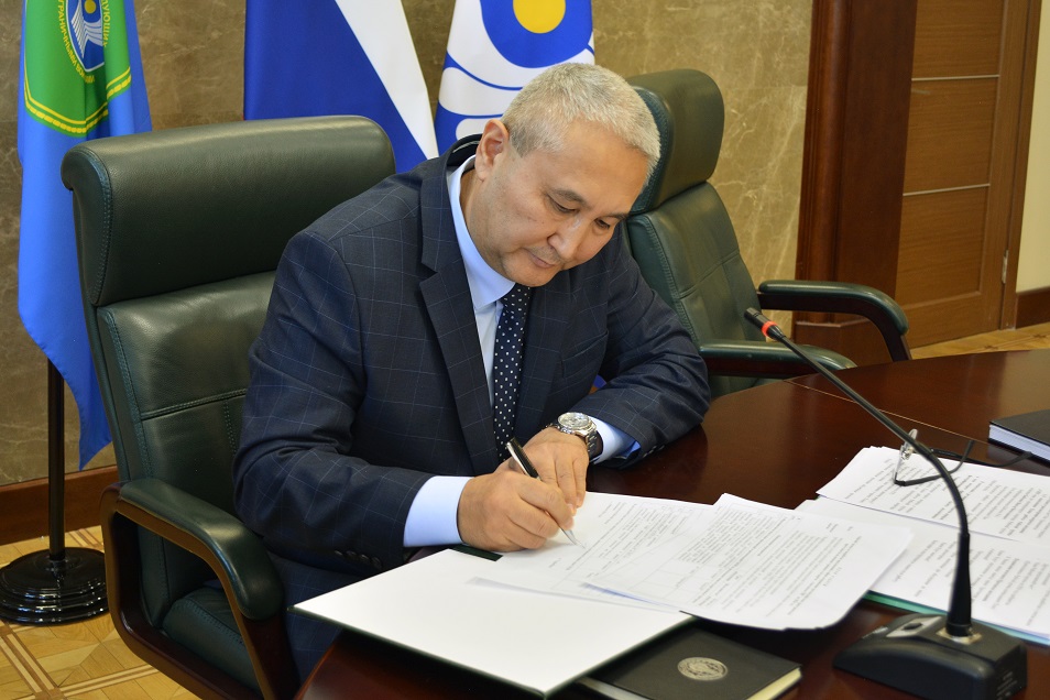 Подписание протокола заседания