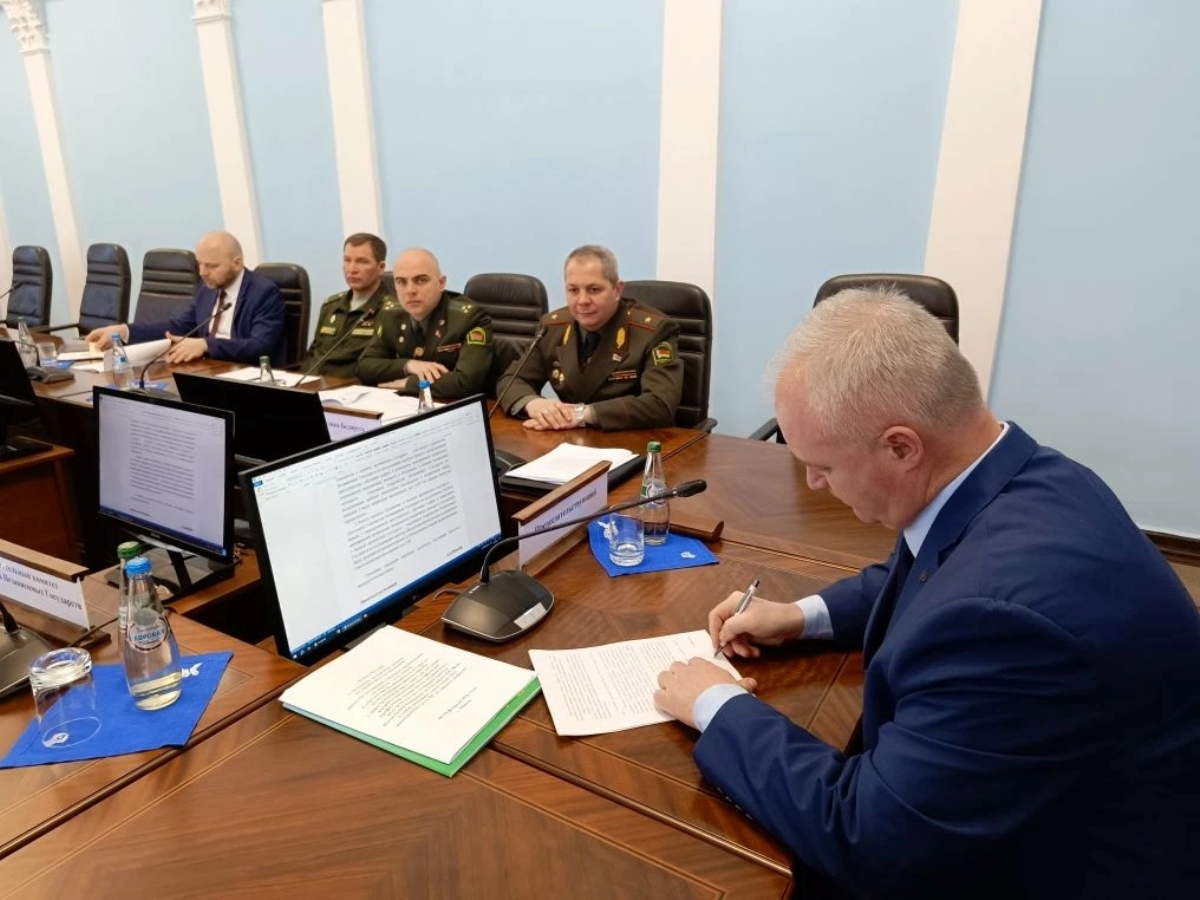 Подписание протокола Председательствующим – начальником отдела международно-договорного сотрудничества по пограничным вопросам Координационной службы Света командующих Пограничными войсками полковником Варакиным А.А.