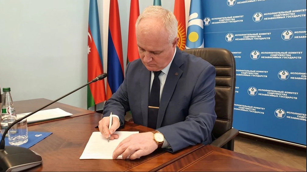 Подписание протокола Председательствующим – начальником отдела международно-договорного сотрудничества по пограничным вопросам Координационной службы Света командующих Пограничными войсками полковником Варакиным А.А.