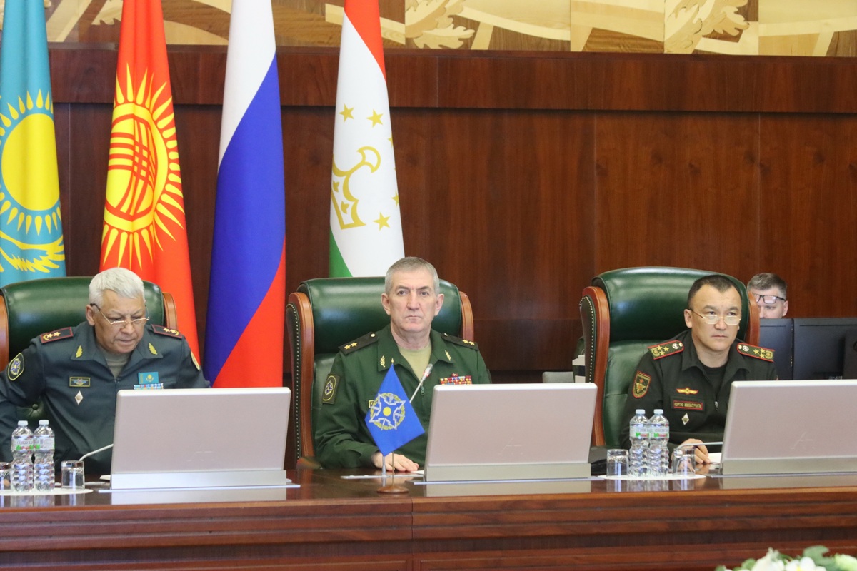 Руководитель первых штабных переговоров первый заместитель начальника Объединенного штаба ОДКБ генерал-лейтенант Калоев Х.Б. (в центре) 