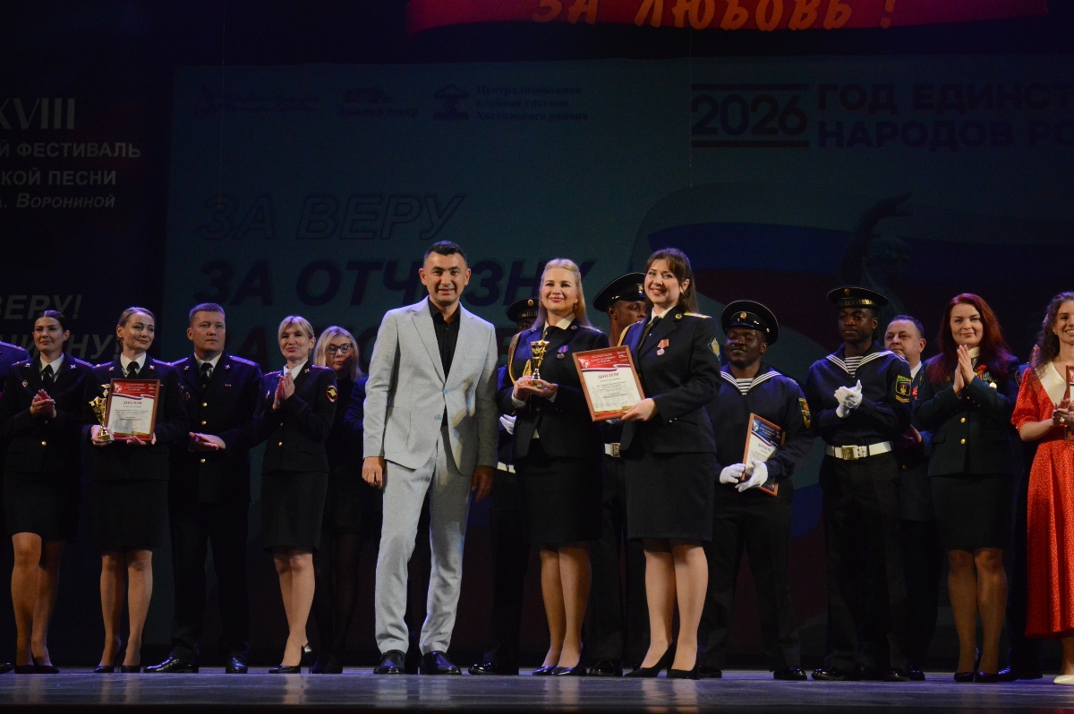 Член жюри фестиваля, художественный руководитель ансамбля песни и танца Пограничных войск СГБ Республики Узбекистан Акбар Атамухамедов вручает приз дуэту «Левада» – Наталье Чугуновой и Татьяне Воронцовой