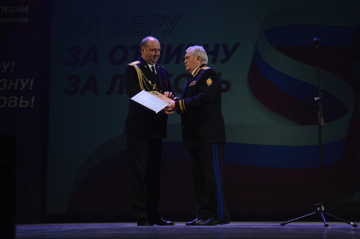 Заместитель Председателя Координационной службы СКПВ генерал-майор Савенко Владимир Николаевич вручает Специальный приз «За сохранение национальных традиций, укрепление культурного сотрудничества пограничных ведомств государств – участников СНГ» руководителю Ансамбля песни и пляски «Пограничник Кубани» Александру Веште