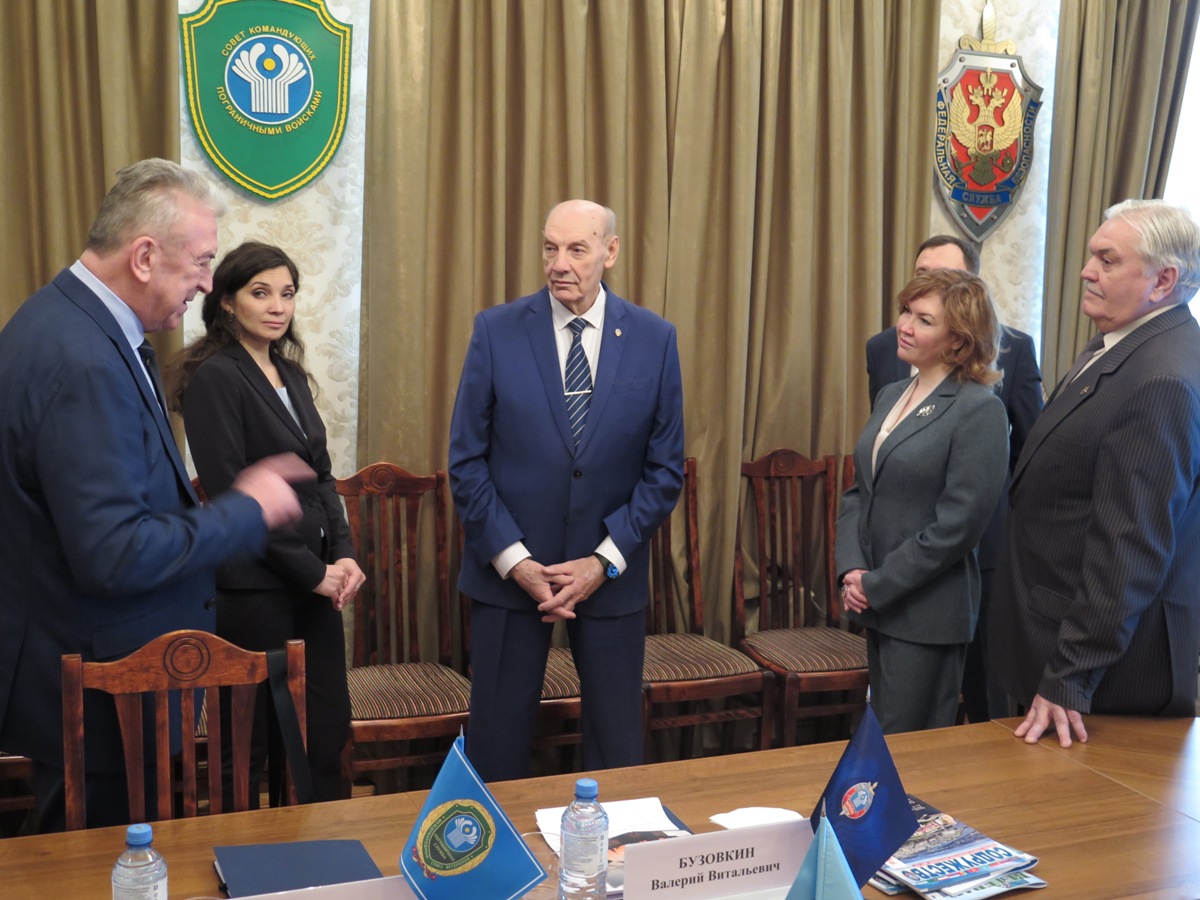 Перед началом заседания с его участниками встретился Председатель Координационной службы СКПВ генерал-полковник А.Л. Манилов