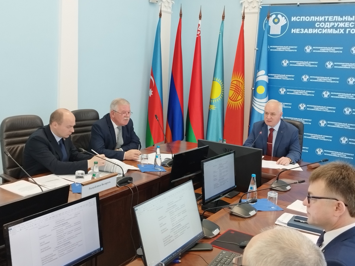 Обсуждение межгосударственных документов. В центре –Председательствующий – начальник отдела международно-договорного сотрудничества по пограничным вопросам Координационной службы СКПВ полковник Варакин А.А. Справа от него Представитель Совета командующих Пограничными войсками при Исполнительном комитете СНГ Лаппо А.П.
