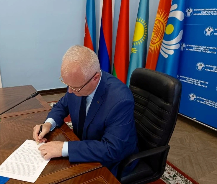 Подписание протокола полковником Варакиным А.А. 