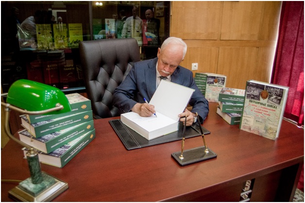 Один из авторов книги - Константин Николаевич Маслов.
