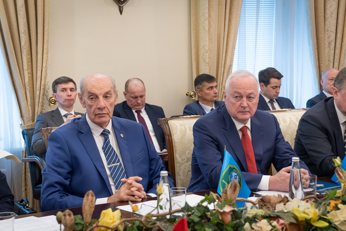 Слева на право А.Л. Манилов, Е.С. Сысоев.