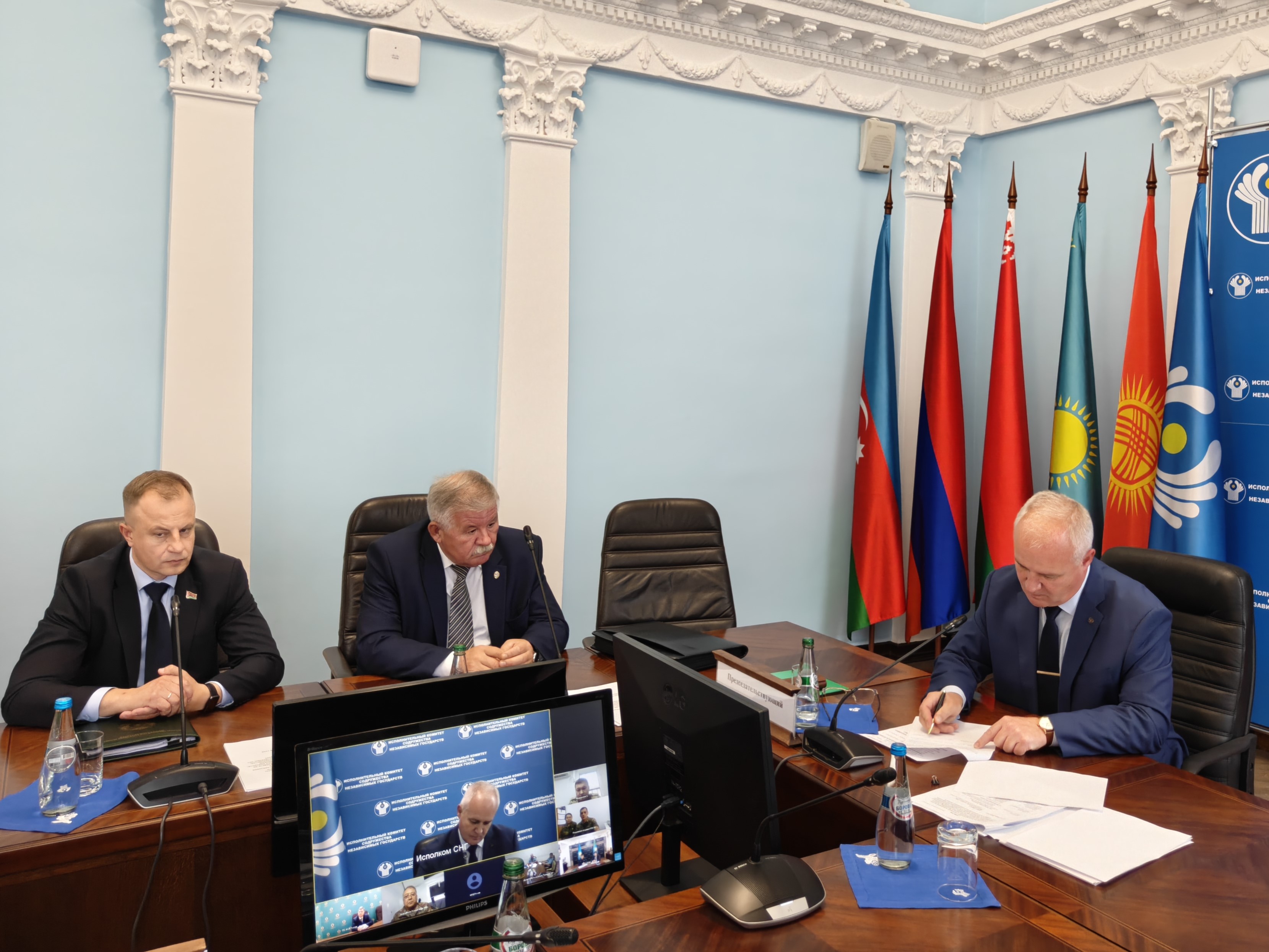 Подписание протоколов полковником Варакиным А.А.