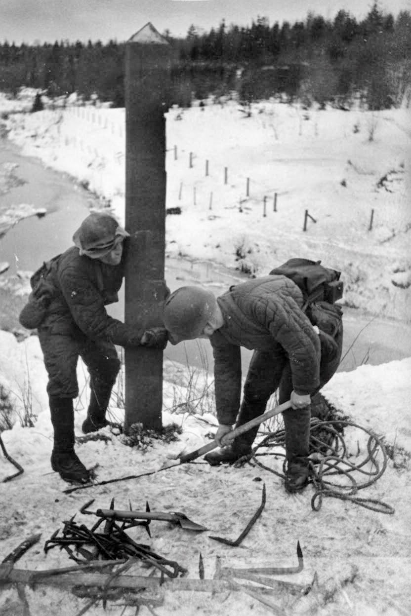 Красноармейцы выкапывают пограничный столб у финской заставы. На заднем плане река Сестра. 1939 г.