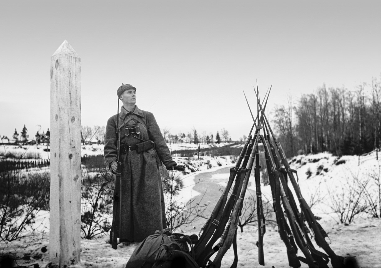 Пограничник Золотухин на посту у финской заставы в районе Белоострова. 1939 г.