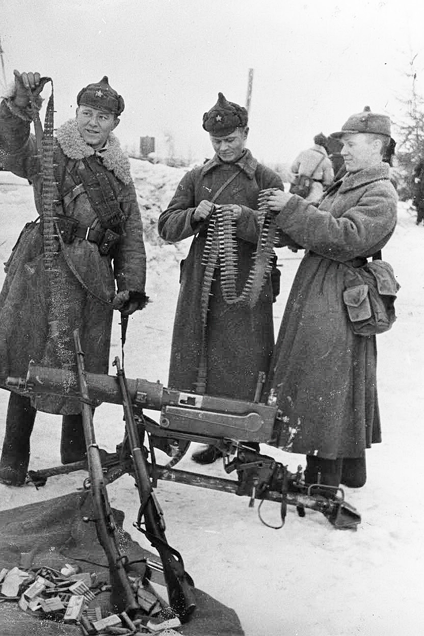Советские пограничники осматривают захваченное у финнов оружие 1940