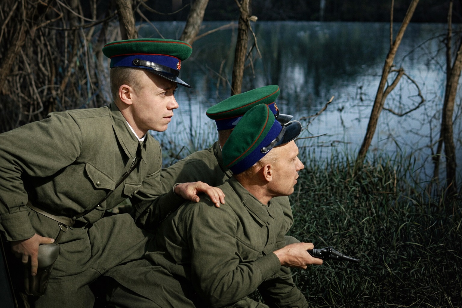 Наряд пограничников на Тереспольском укреплении на берегу Буга. Слева направо рядовые Н.Т. Левинец и В.И. Крамаренко, 1941 г. ИИ-реконструкция