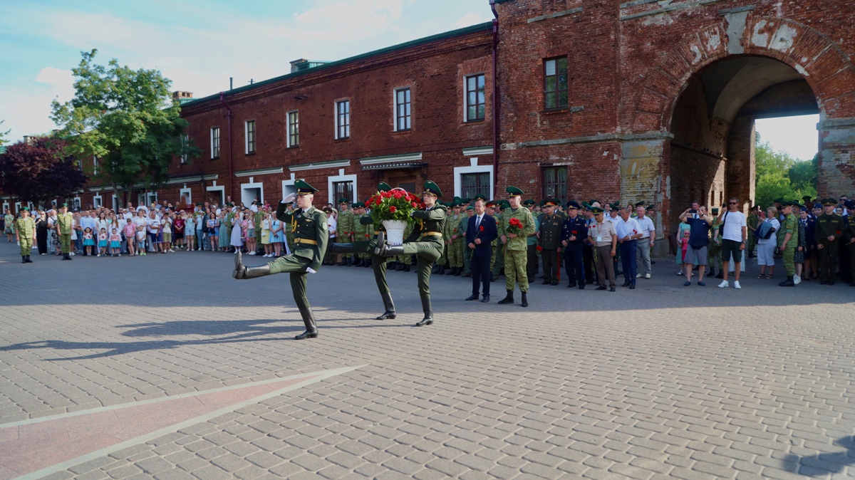 Возложение цветов к скульптурной композиции «Героям границы, женщинам и детям, мужеством своим в бессмертие шагнувшим»
